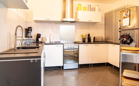 Au Romarin: Cabinetry, Countertop, Ejendom, Møbel, Køkken Apparat, Køkken, Træ, Husholdningsapparat, Komfur, Belysning
