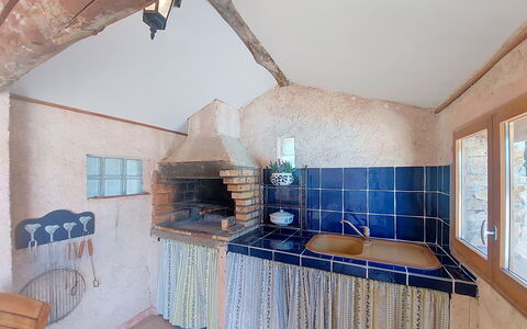 Mas du Combaud: Køkken, Loft, Flise, Stol, Countertop, Sanitærarmatur, Design, Tap, Bejdse, Køkken Apparat