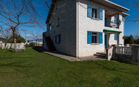 Casa Antoinette: Himmel, Daytime, Skygge, Træ, Træ, Bygning, Sollys, Hegn, Græs, Plante