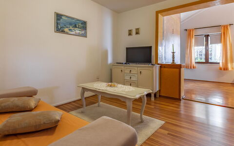 Vladimir: Bord, Ejendom, Møbel, Couch, Cabinetry, Træ, Indretning, Stue, Komfort, Etage