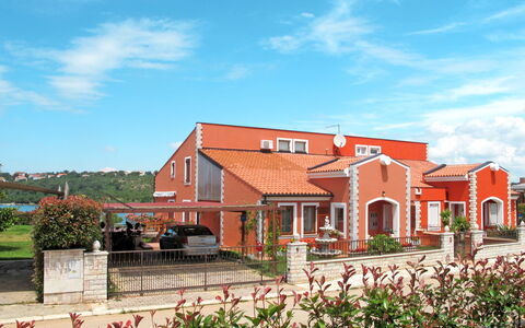 Maria: Himmel, Sky, Plante, Blomst, Bygning, Vindue, Hus, Land Lot, Boligområde, Landdistrikt