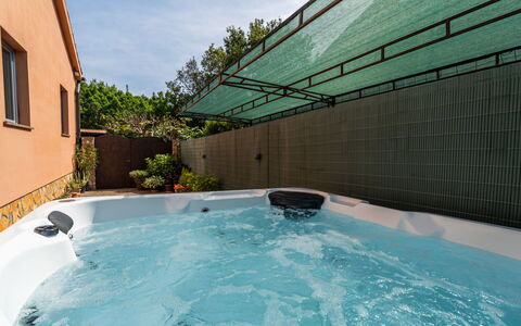 Ana: Svømmepøl, Sanitærarmatur, Kompositmateriale, Fritid, Badekar, Jacuzzi, Udvej, Udendørs Møbler, Water Feature