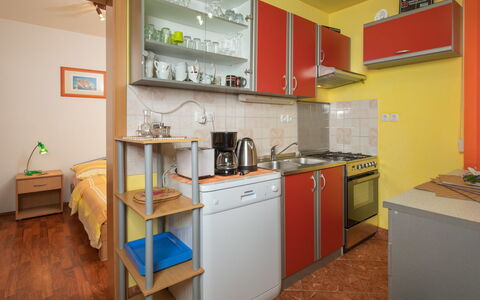 Ana: Cabinetry, Ejendom, Countertop, Køkken Apparat, Komfur, Køkken, Husholdningsapparat, Træ, Bygning, Gulvbelægning