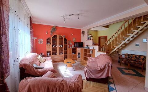 Boros: Ejendom, Møbel, Komfort, Træ, Dekoration, Textile, Bygning, Bed Frame, Indretning, Etage