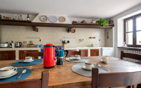 Giorgio Winery: Bord, Møbel, Bordservice, Cabinetry, Bygning, Vindue, Countertop, Køkken Apparat, Køkken, Træ