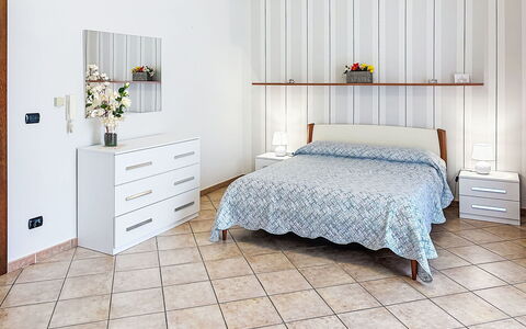 Collina San Ponzio: Møbel, Seng, Soveværelse, Gulvbelægning, Indretning, Etage, Sengetøj, Træ, Sengetøj, Textile