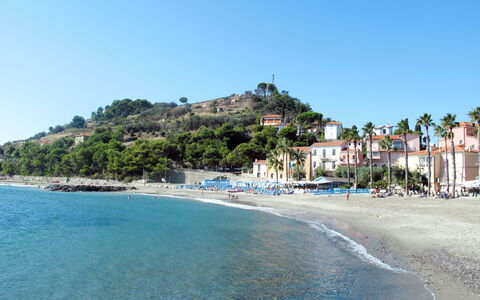 Roma (Slr219): Vand, Himmel, Bygning, Azure, Strand, Coastal Og Oceaniske Landskabsformer, Træ, Fritid, Badeby