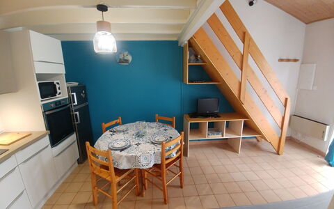 Rivages D'Olonne: Bord, Møbel, Ejendom, Cabinetry, Træ, Belysning, Indretning, Countertop, Etage, Gulvbelægning