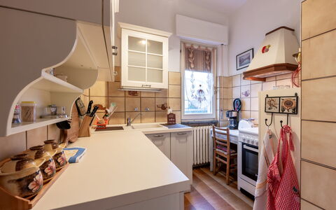 Casa dei Fiori: Cabinetry, Ejendom, Bord, Countertop, Vindue, Stol, Træ, Køkken, Indretning, Skrivebord