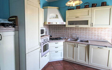 Aurano 603: Køkken, Køkken Apparat, Større Bandage, Cabinetry, Gulvbelægning, Træ, Møbel, Indretning, Countertop, Komfur
