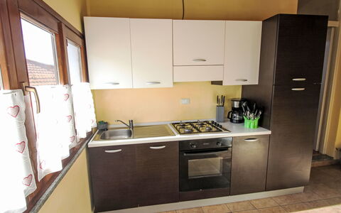 Roma: Køkken Apparat, Køkken, Større Bandage, Countertop, Træ, Køkkenvask, Indretning, Gulvbelægning, Cabinetry, Komfur