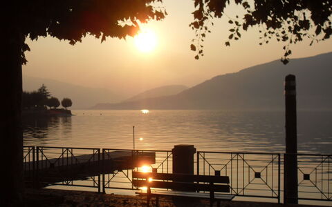 Montesole: Vand, Himmel, Atmosfære, Afterglow, Lys, Bjerg, Skumring, Solnedgang, Træ, Sø