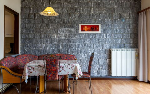 Montesole: Værelse, Væg, Indretning, Ejendom, Møbel, Etage, Tapet, Mursten, Bygning, Hus