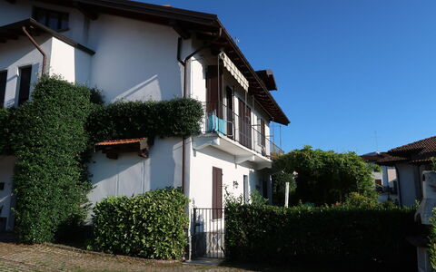 Allegra: Plante, Himmel, Bygning, Vindue, Ejendom, Hus, Land Lot, Sommerhus, Facade