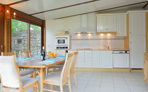 Moulin Bastard: Bord, Møbel, Cabinetry, Countertop, Køkken, Stol, Træ, Indretning, Gulvbelægning, Etage
