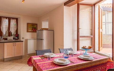 Della Nonna: Bord, Ejendom, Møbel, Cabinetry, Azure, Belysning, Indretning, Træ, Vindue, Stueplante