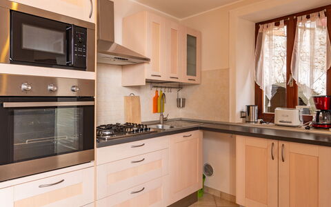 Della Nonna: Cabinetry, Countertop, Ejendom, Komfur, Vindue, Køkken Apparat, Træ, Husholdningsapparat, Køkken, Skuffe