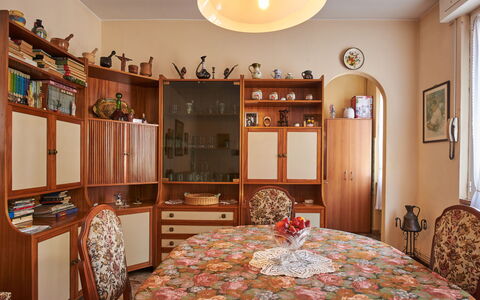 Bianca: Cabinetry, Møbel, Ejendom, Billedramme, Træ, Skuffe, Indretning, Bord, Dekoration, Etage