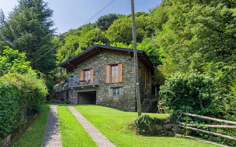 Bragna: Plante, Himmel, Ejendom, Træ, Vindue, Naturlige Landskab, Bygning, Land Lot, Hus, Sommerhus