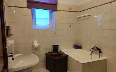 Casa Martina: Badeværelse, Sanitærarmatur, Badeværelsesvask, Gulvbelægning, Etage, Håndvask, Tap, Indretning, Vvs, Badekar