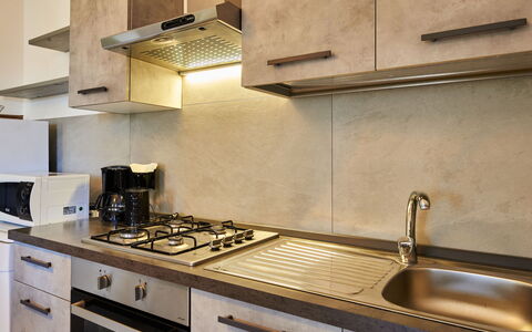 Casa Martina: Countertop, Cabinetry, Ejendom, Køkkenvask, Håndvask, Bygning, Tap, Køkken, Emhætte, Komfur
