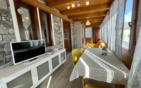 Sofia (Dma333): Møbel, Ejendom, Bygning, Træ, Bord, Komfort, Cabinetry, Indretning, Stue, Countertop