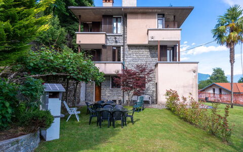 Gera Lario 679: Plante, Himmel, Sky, Bygning, Ejendom, Vindue, Træ, Land Lot, Hus, Græs