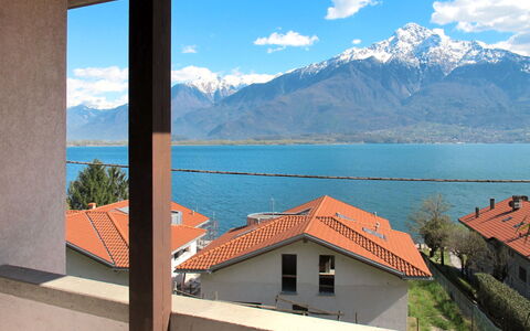 Gera Lario 679: Himmel, Ejendom, Bjerg, Hus, Azure, Ejendom, Værelse, Vindue, Bjergkæde, Ferie