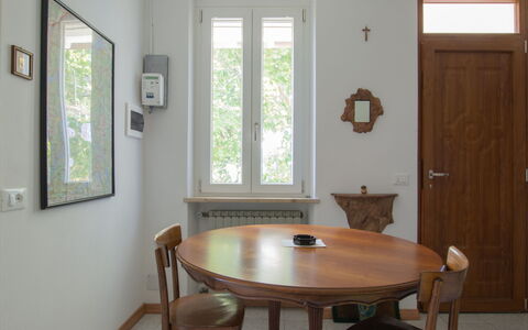 La Coccinella: Værelse, Ejendom, Møbel, Indretning, Bord, Bygning, Etage, Hus, Vindue, Dagslys