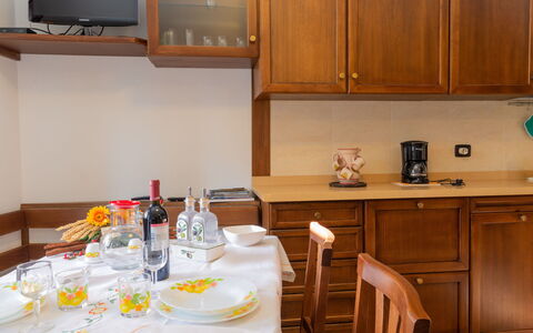 Rosa (Vna205): Bord, Bordservice, Cabinetry, Ejendom, Møbel, Flaske, Countertop, Tallerkner, Mad, Stol