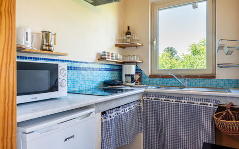 Cascina Villa (Ast231): Countertop, Køkkenvask, Cabinetry, Ejendom, Håndvask, Tap, Blå, Køkken, Vindue, Azure