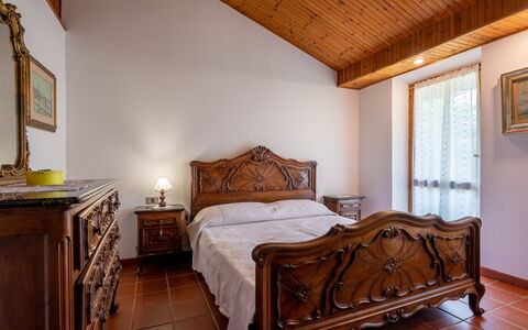 Cascina Calore: Møbel, Ejendom, Komfort, Træ, Bed Frame, Gulvbelægning, Skuffe, Bejdse, Etage, Seng