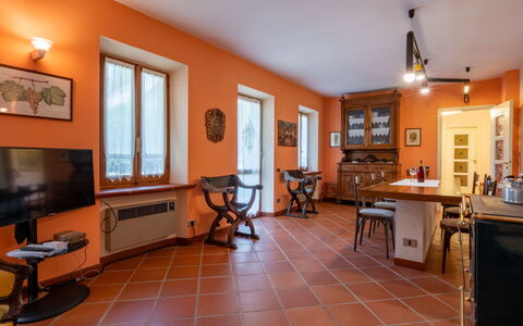 Cascina Calore: Billedramme, Bord, Møbel, Skrivebord, Belysning, Stueplante, Træ, Cabinetry, Indretning, Stue