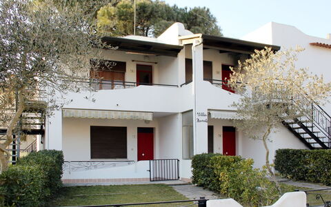 Villa Fausta: Plante, Bygning, Ejendom, Vindue, Træ, Hus, Himmel, Sommerhus, Boligområde, Dør