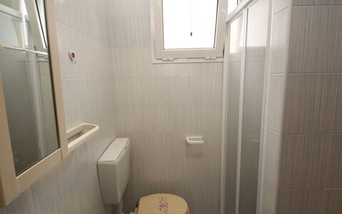 Villa Fausta: Bygning, Vindue, Hus, Stool, Gulvbelægning, Træ, Sanitærarmatur, Badeværelse, Toiletbræt
