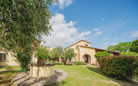 Villa Ulivo: Sky, Himmel, Plante, Ejendom, Bygning, Vindue, Træ, Naturlige Landskab, Land Lot, Sommerhus