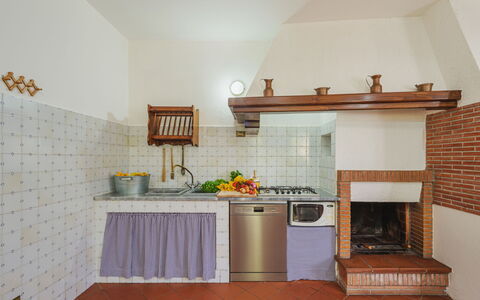 Buratto: Ejendom, Countertop, Cabinetry, Emhætte, Træ, Orange, Indretning, Blomst, Gulvbelægning, Etage
