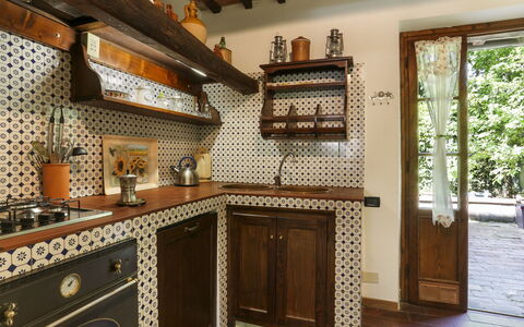 Girasole: Bygning, Ejendom, Træ, Cabinetry, Countertop, Hus, Indretning, Køkken, Arkitektur, Bejdse
