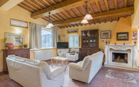 Versilia: Møbel, Indretning, Væg, Gulvbelægning, Loft, Couch, Værelse, Etage, Hjem, Stue