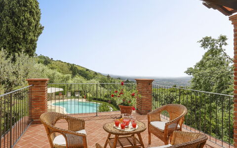 Villa i Cipressi: Himmel, Bord, Møbel, Vand, Ejendom, Stol, Plante, Natur, Træ, Azure