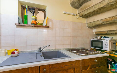 La Casina: Cabinetry, Countertop, Køkkenvask, Ejendom, Møbel, Håndvask, Tap, Køkken, Træ, Indretning