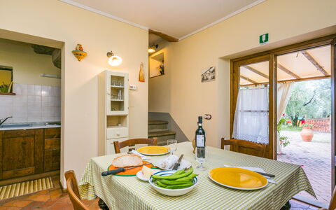 La Casina: Bord, Møbel, Bordservice, Bygning, Stol, Mad, Cabinetry, Træ, Indretning, Vindue