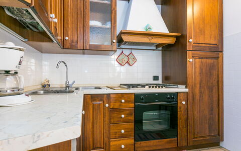 Borgo Antico: Countertop, Cabinetry, Ejendom, Møbel, Håndvask, Bygning, Køkken, Træ, Skuffe, Gulvbelægning