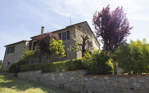La Casina: Himmel, Bord, Møbel, Daytime, Ejendom, Plante, Bjerg, Azure, Stol, Natur
