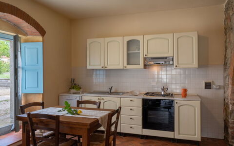 Santa Lucia: Countertop, Cabinetry, Møbel, Tap, Håndvask, Køkkenvask, Vindue, Køkken, Træ, Bord