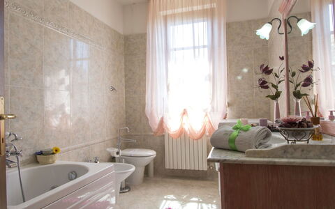 Le Terrazze: Badekar, Ejendom, Plante, Vindue, Indretning, Badeværelse, Cabinetry, Træ, Etage