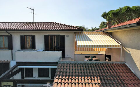 Palazzeta Ii: Himmel, Bygning, Vindue, Træ, Hus, Arkitektur, Kvarter, Træ, Boligområde