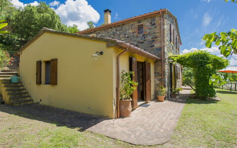 Podere Gabruccino: Sky, Plante, Bygning, Himmel, Ejendom, Vindue, Træ, Hus, Dør, Land Lot