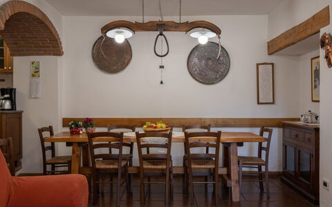 Podere le Ripe: Værelse, Spisestue, Ejendom, Indretning, Møbel, Bord, Bygning, Køkken & Spisebord, Loft, Hus