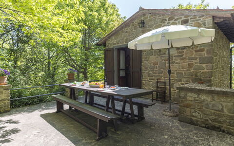 Cottage Contadina: Himmel, Bord, Møbel, Daytime, Ejendom, Plante, Bjerg, Azure, Stol, Natur